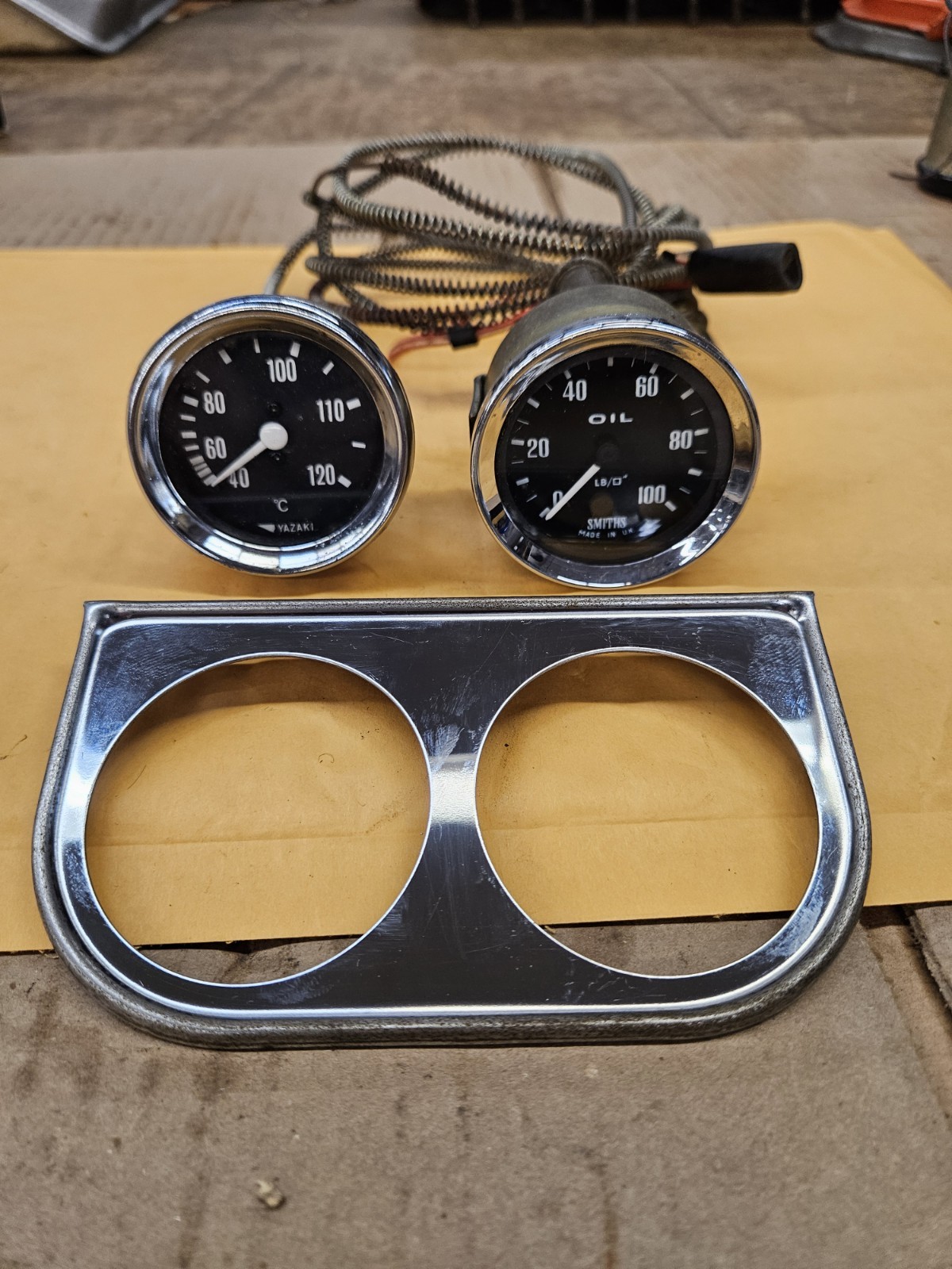 EARLY SMITHS CLASSIC OIL PRESSURE YAZAKI WATER TEMPERATURE 2-1/8″ PAIR GAUGE SET