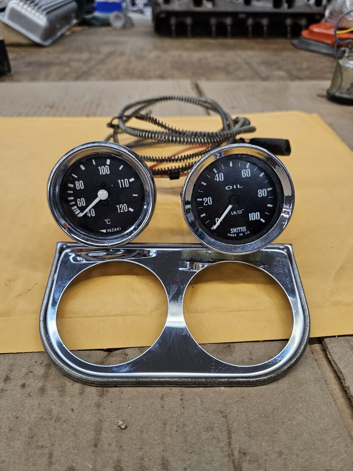 EARLY SMITHS CLASSIC OIL PRESSURE YAZAKI WATER TEMPERATURE 2-1/8″ PAIR GAUGE SET