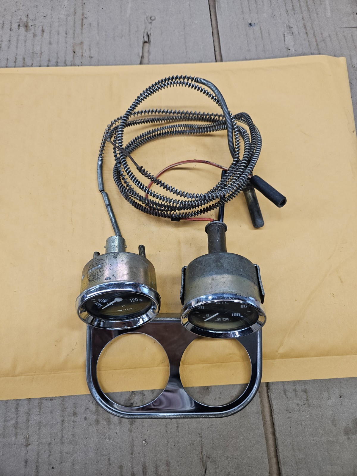 EARLY SMITHS CLASSIC OIL PRESSURE YAZAKI WATER TEMPERATURE 2-1/8″ PAIR GAUGE SET
